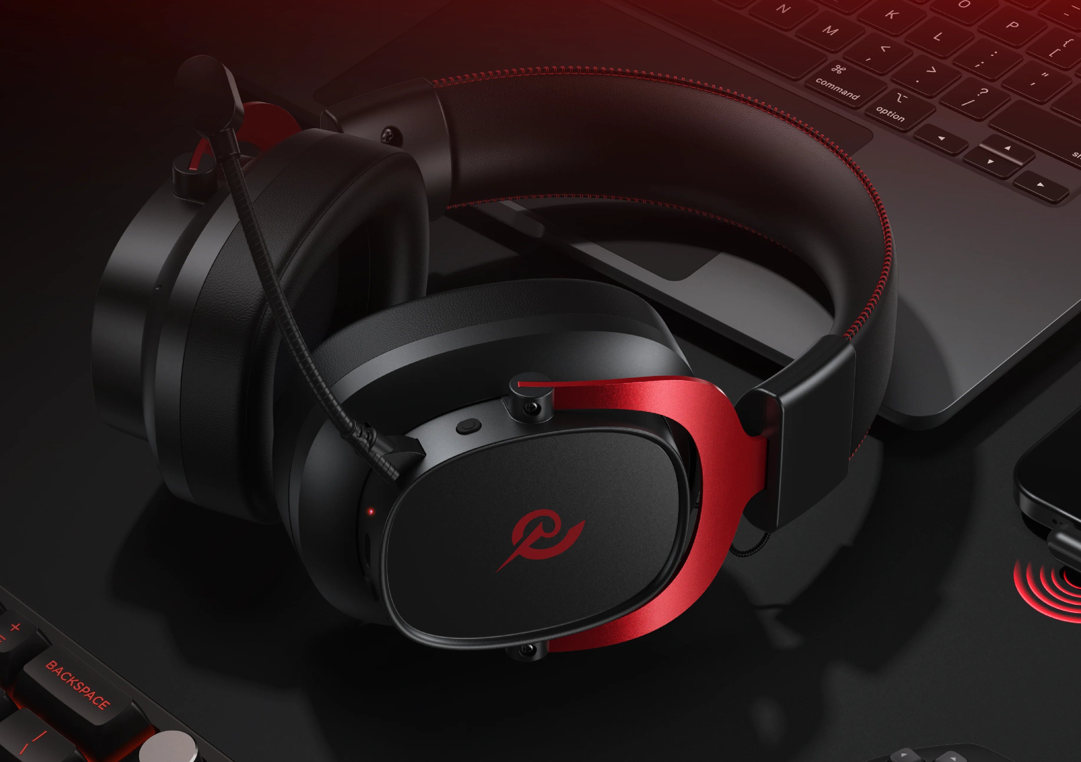 Auricular gaming com detalhe vermelho e microfone, colocado num portátil, para uma experiência de áudio ótima durante o jogo.