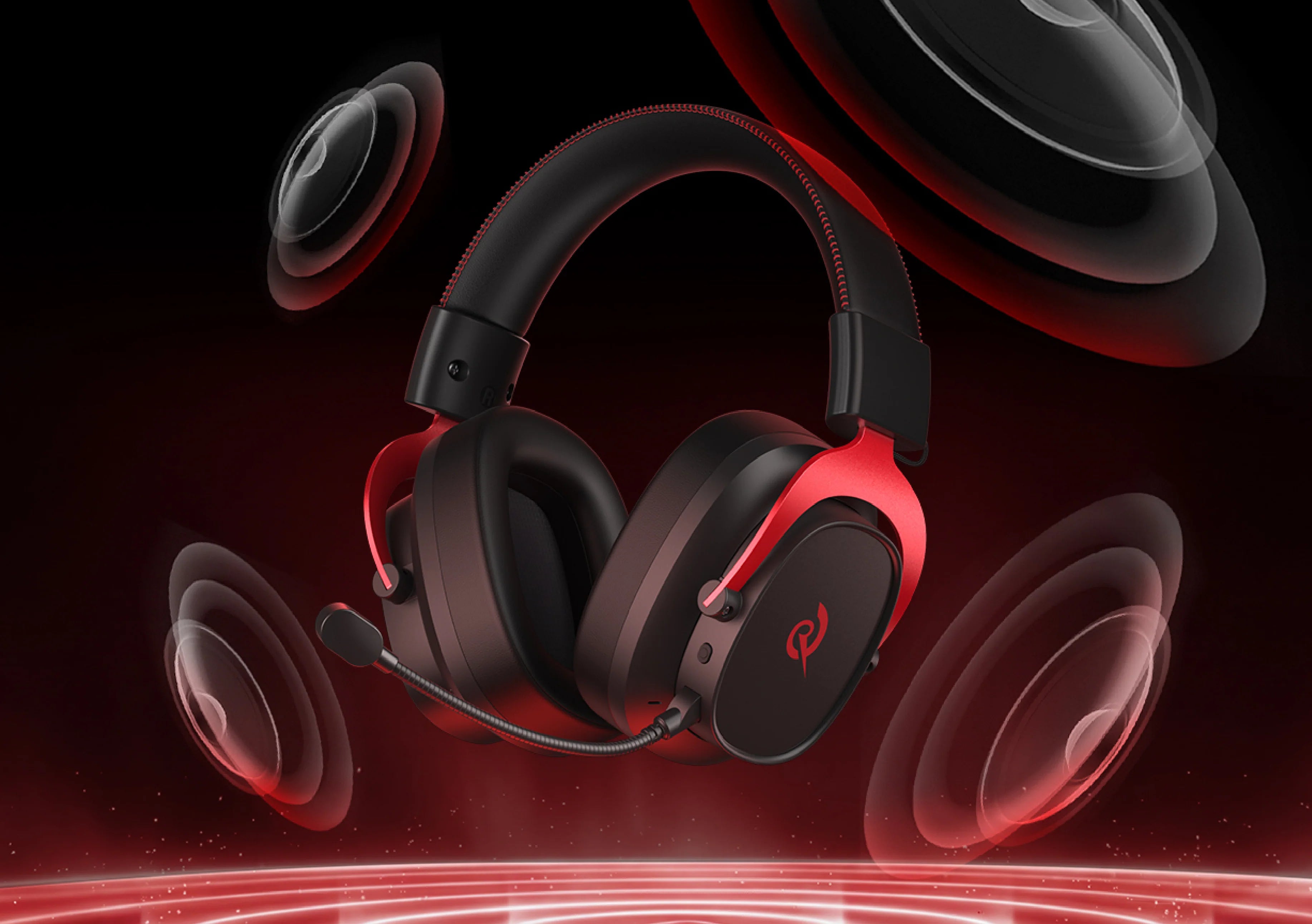 Auricular de jogo preto com detalhes vermelhos e microfone, rodeado por altifalantes dinâmicos sobre um fundo escuro.