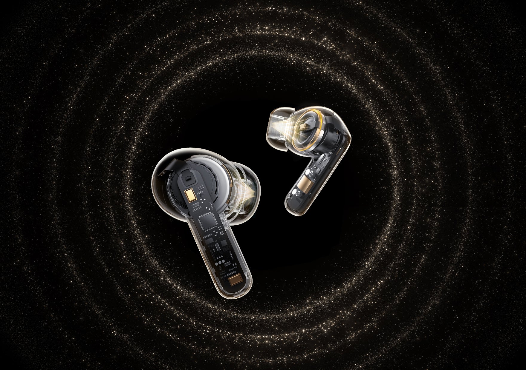Auriculares True Wireless transparentes com detalhes dourados sobre fundo escuro.