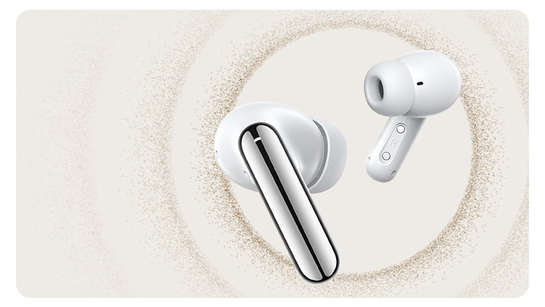 Auriculares intra-auriculares sem fios brancos com detalhe prateado sobre fundo creme com efeito de partículas.