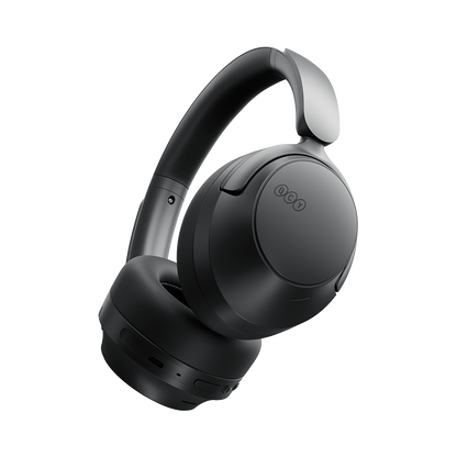 Auscultadores sem fios QCY H3S Over-Ear pretos, vista de 45 graus da direita com almofada auricular e curva da haste.
