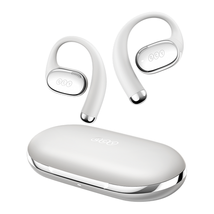  QCY Crossky R70 weiße Open‑Ear‑Ohrbügel schweben über dem geschlossenen Ladecase in Frontansicht