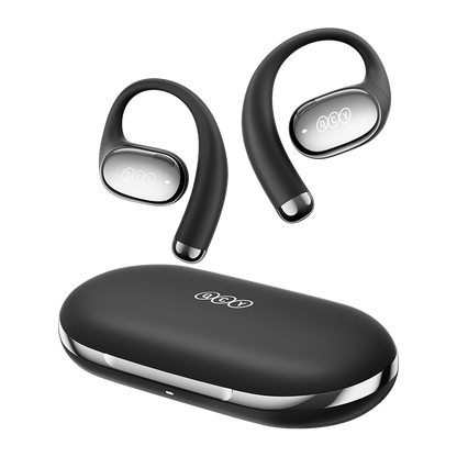 QCY Crossky R70 pretos com auriculares Open-Ear flutuando sobre a caixa de carregamento fechada vista de frente