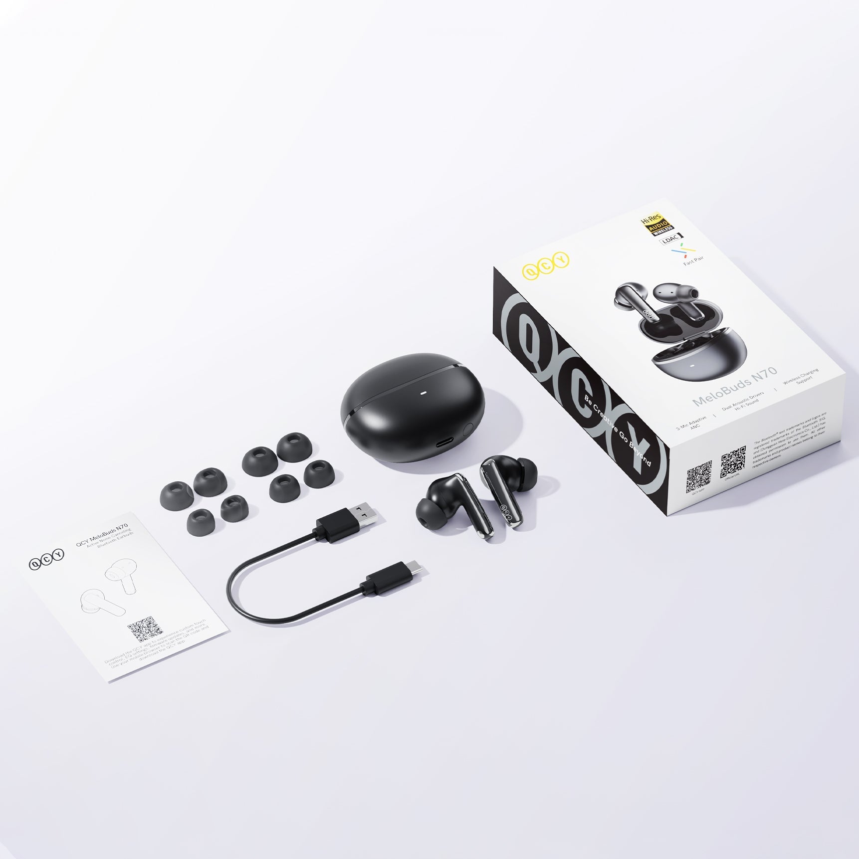 Auriculares True Wireless QCY MeloBuds N70 com estojo de carregamento, pontas de substituição e cabo USB-C.